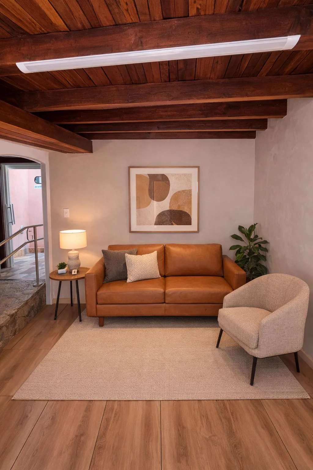 Sala de estar com sofá e teto de madeira