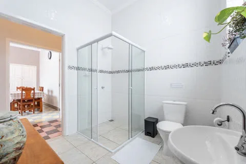 Banheiro com box de vidro