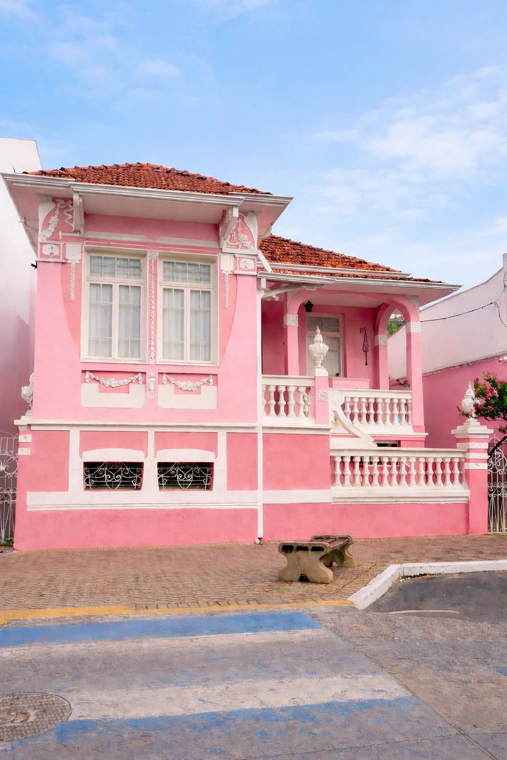 Fachada rosa do casarão Casa Vita