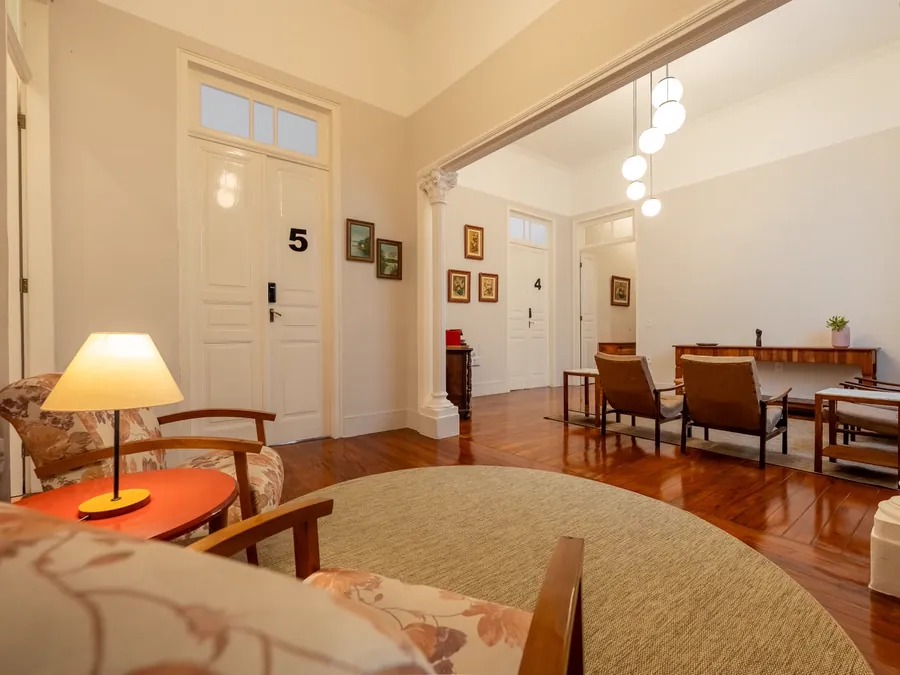 Hall de distribuição com as portas dos quartos e assoalho de madeira