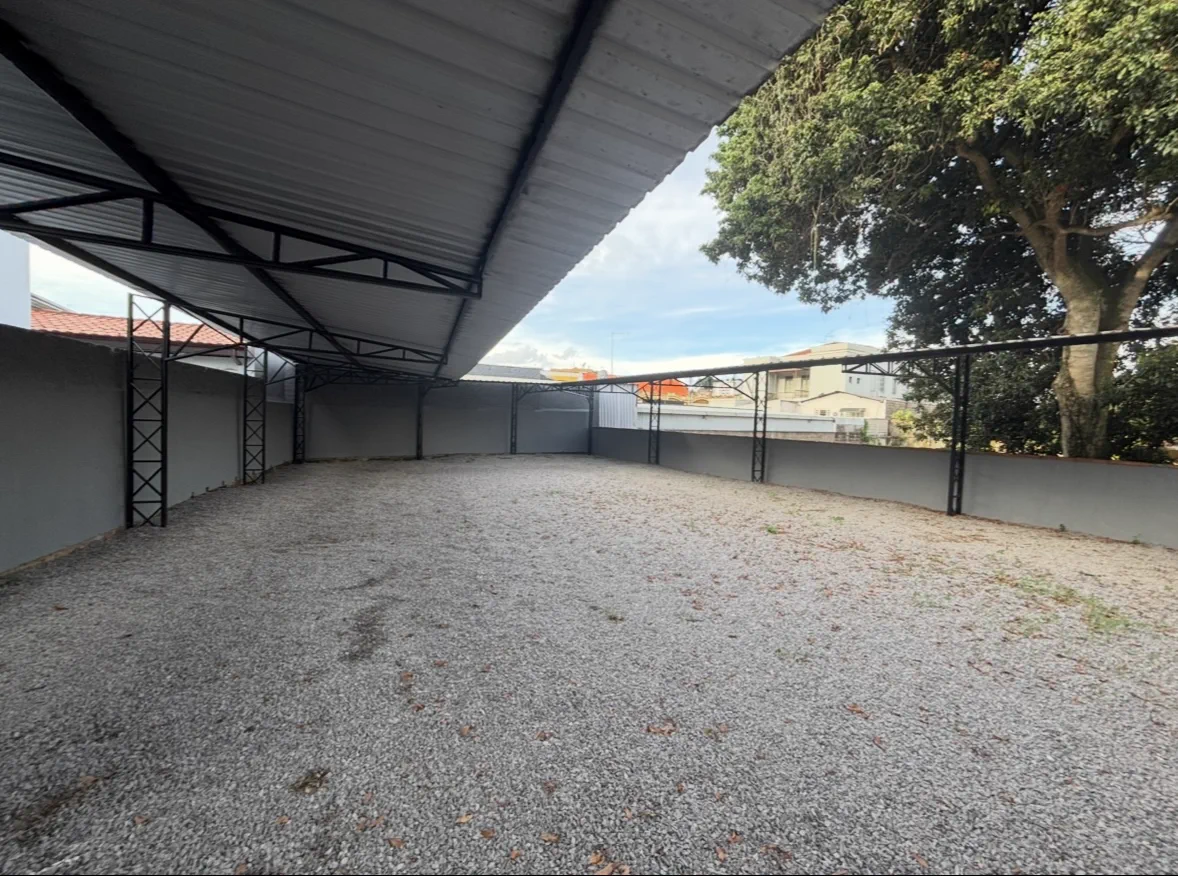 Estacionamento coberto e cercado da pousada