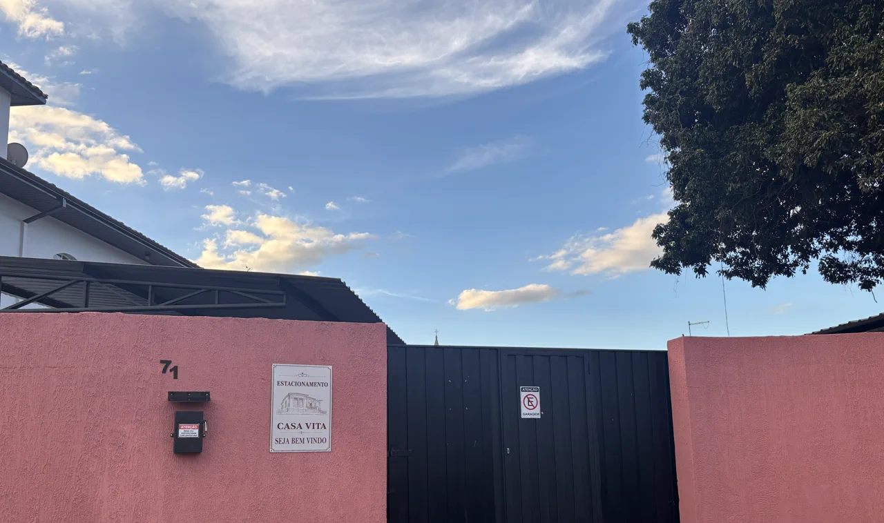 Portão de acesso do estacionamento visto da rua