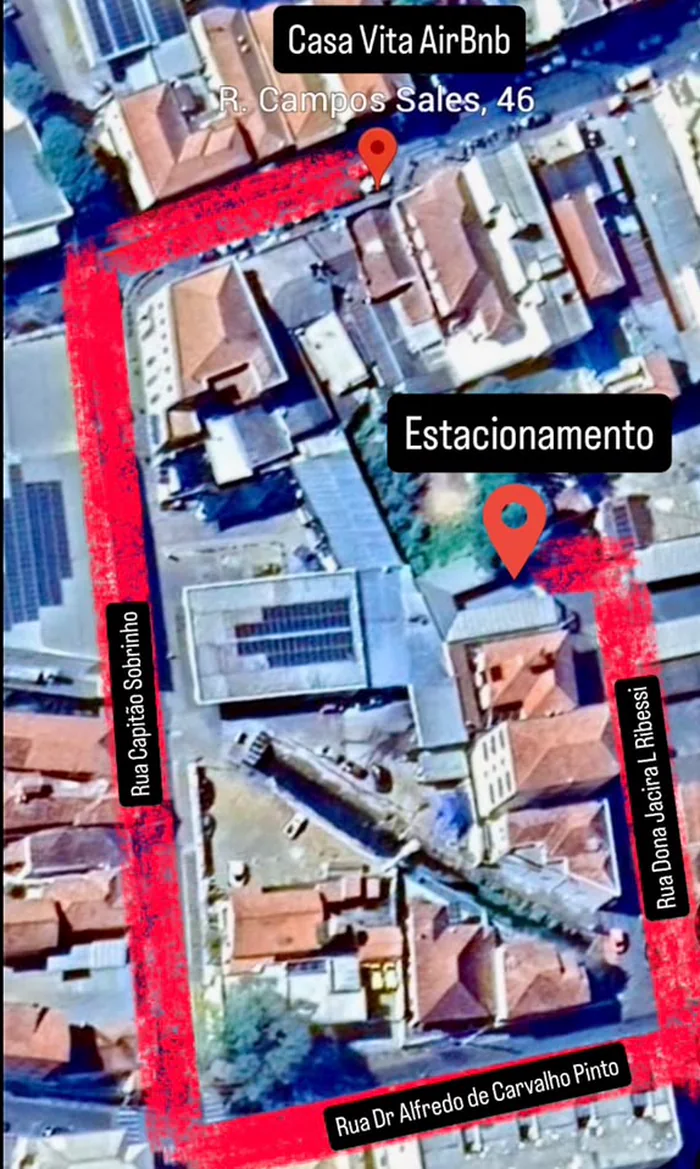Mapa aéreo com o trajeto do casarão até o estacionamento, contornando o quarteirão