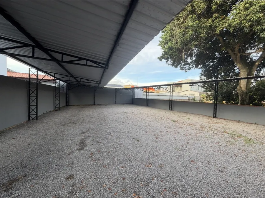 Vagas cobertas e cercadas do estacionamento