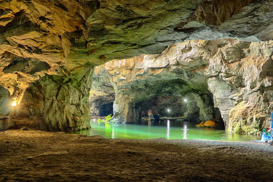 Gruta do Anjo com águas azuis
