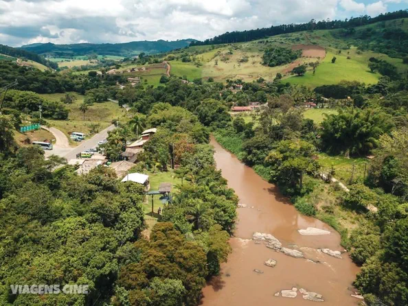 Rio em meio à mata