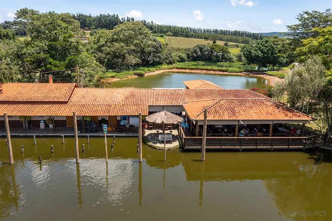 Pesqueiro com lago