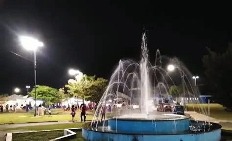 Praça iluminada à noite