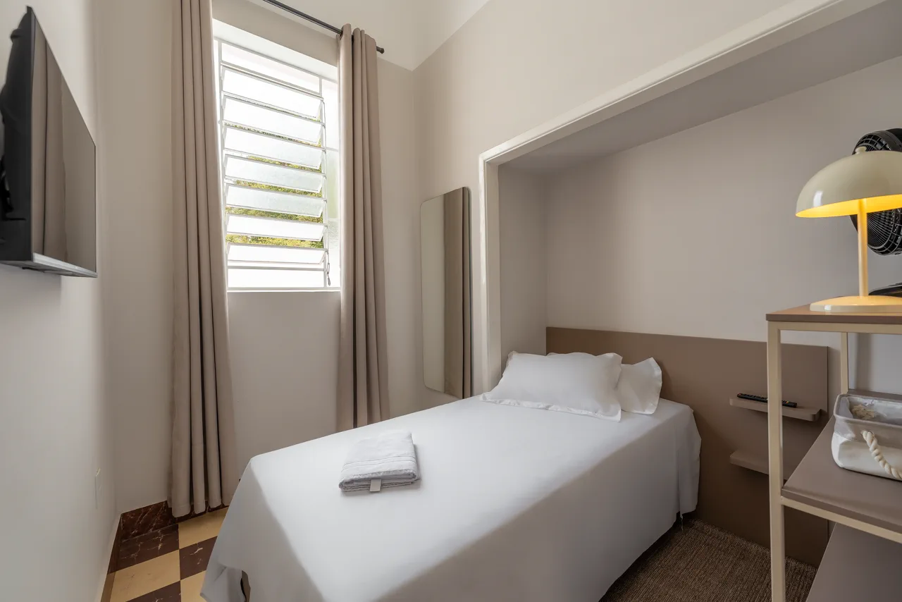 Quarto com escrivaninha e luminária